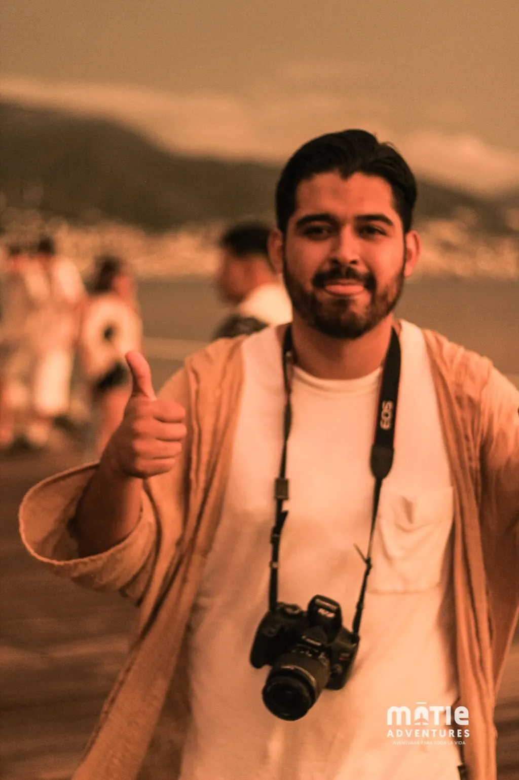 Charli López, fundador de MATIE Adventures, con su cámara en la playa