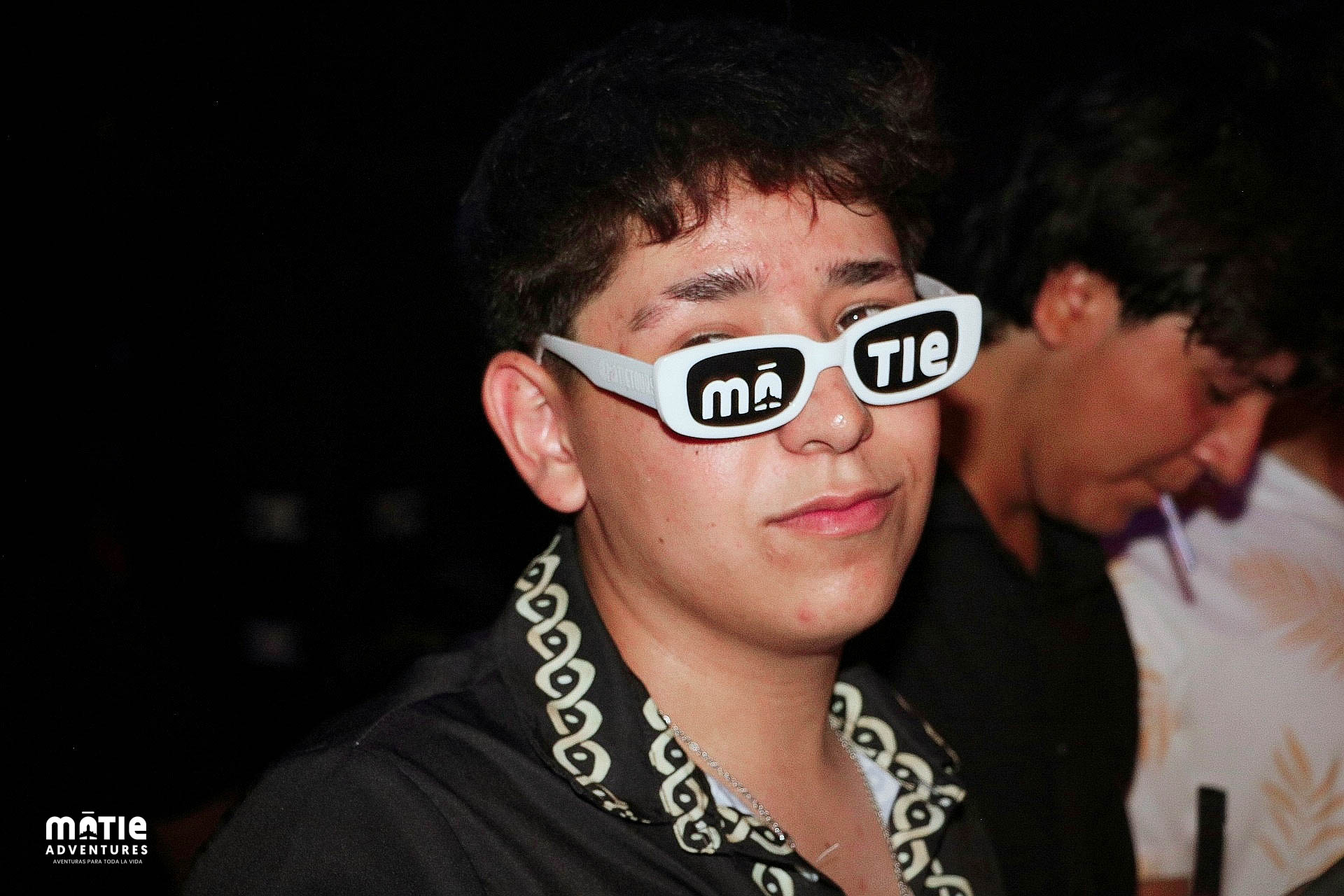 Viajero MATIE con lentes blancos de MATIE en una fiesta del viaje