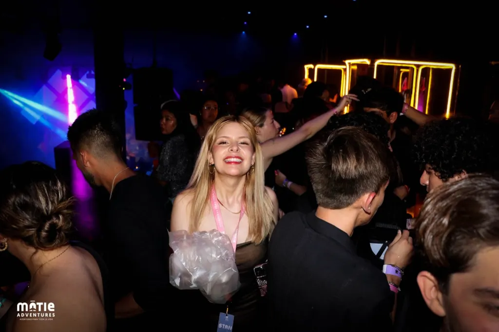 Viajera MATIE sonriendo en una de las fiestas del viaje