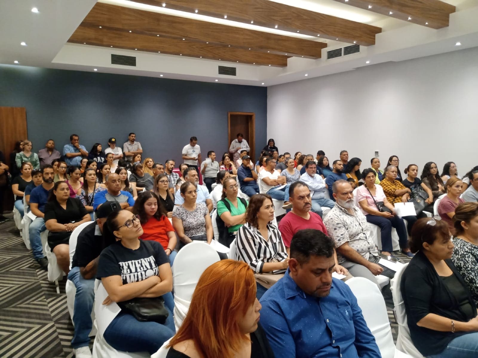 Papás de familia atentos durante la junta informativa de MATIE