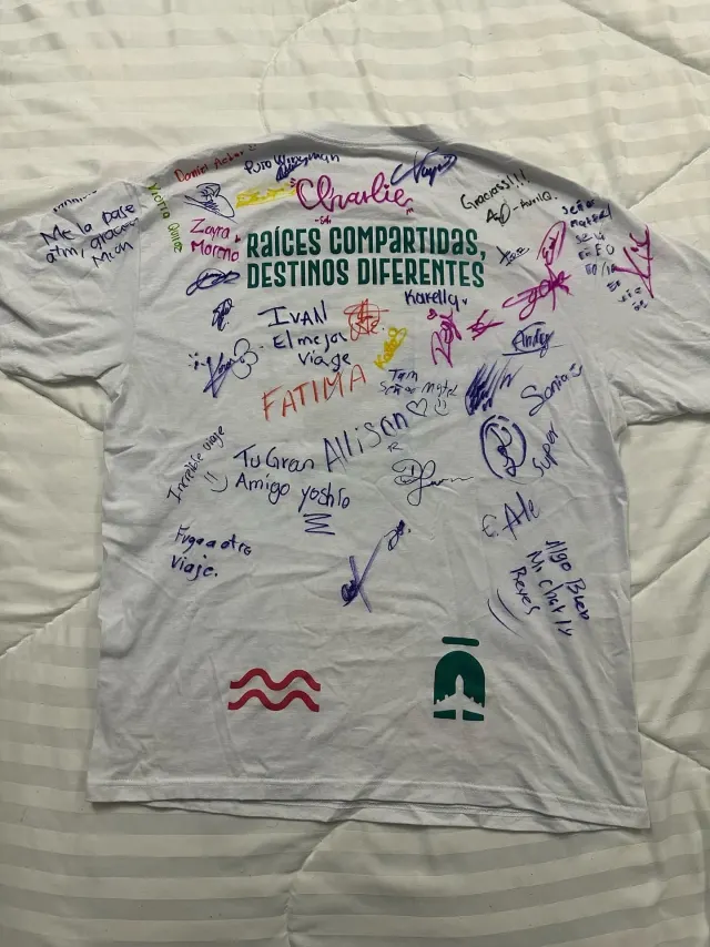 Playera de hermandad firmada por toda la generación, recuerdo del viaje