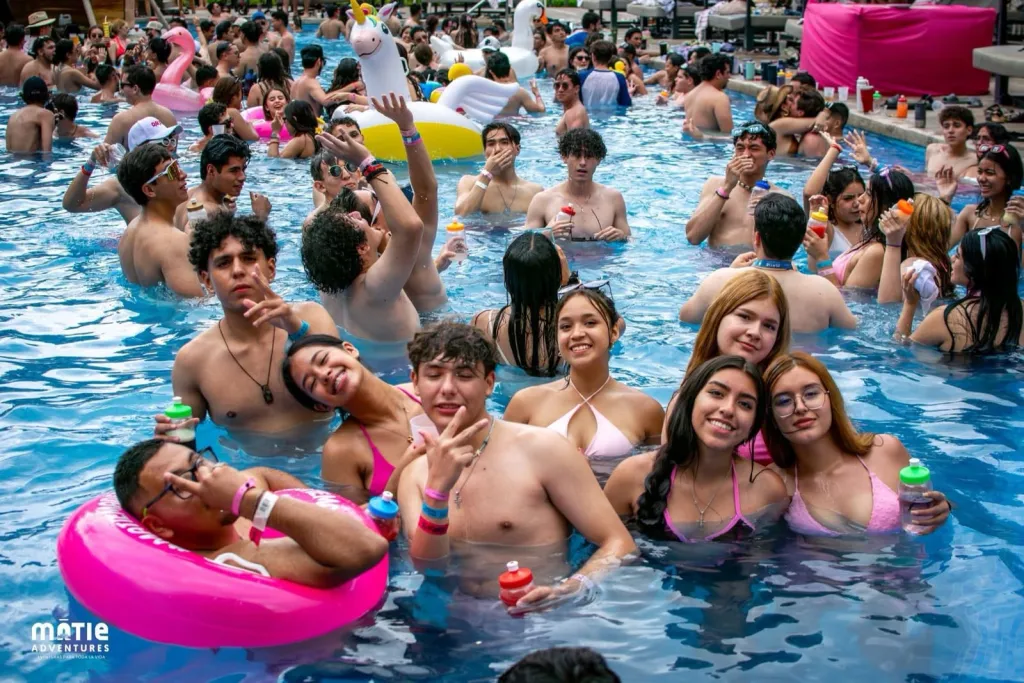 Alberca llena de alumnos MATIE durante una pool party en el hotel