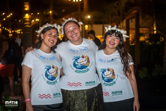 Alumnas con su playera firmada "Mar y Tierra, Hermandad" durante la actividad sorpresa