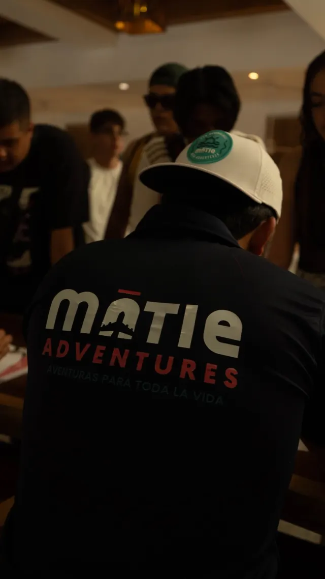 Staff MATIE de espaldas, con la playera de MATIE Adventures