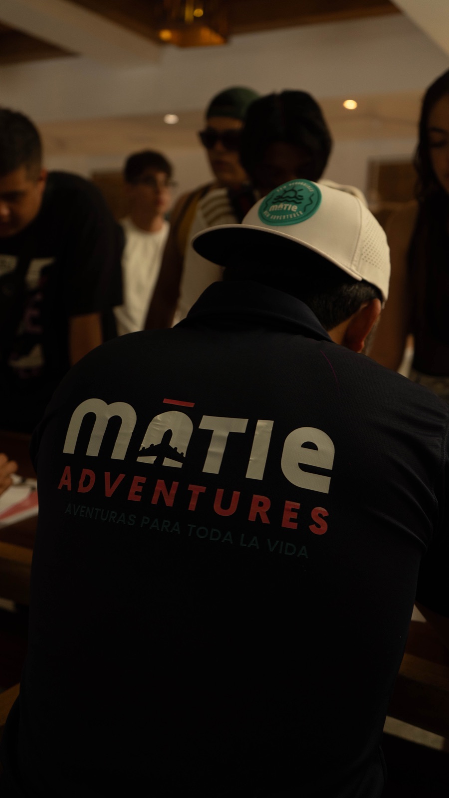 Staff MATIE de espaldas, con la playera de MATIE Adventures, atento al grupo