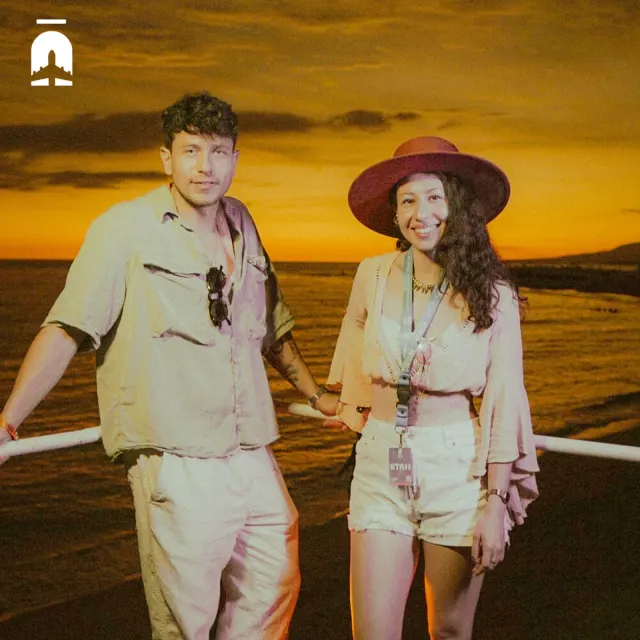 Staff MATIE identificado con gafete, atardecer en el muelle de Vallarta