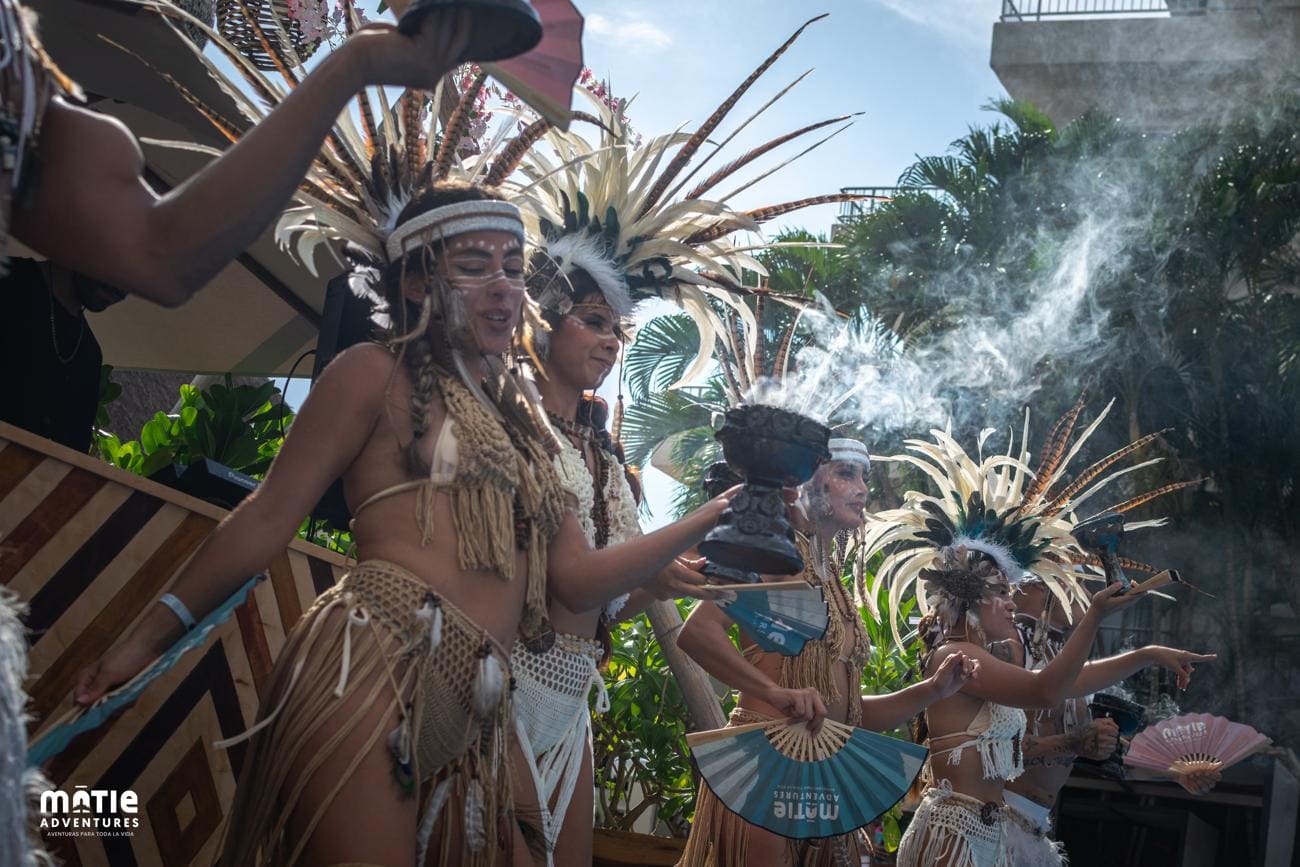 Ritual Etéreo Party con danzantes de plumas y copal a pie de playa