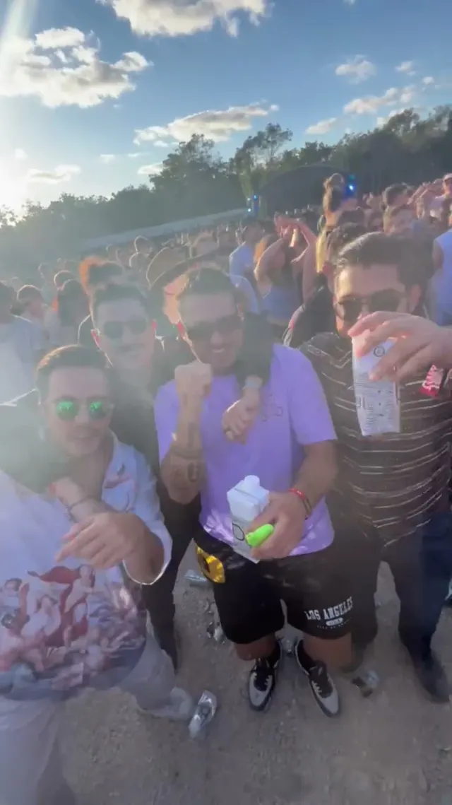 Clientes MATIE en la multitud de un festival al atardecer