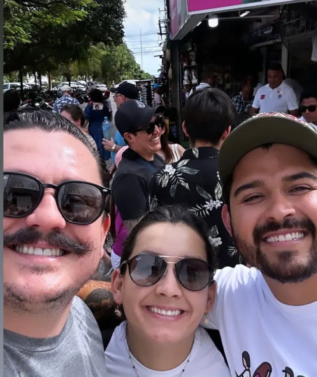 Clientes MATIE sonriendo en una calle de Playa del Carmen