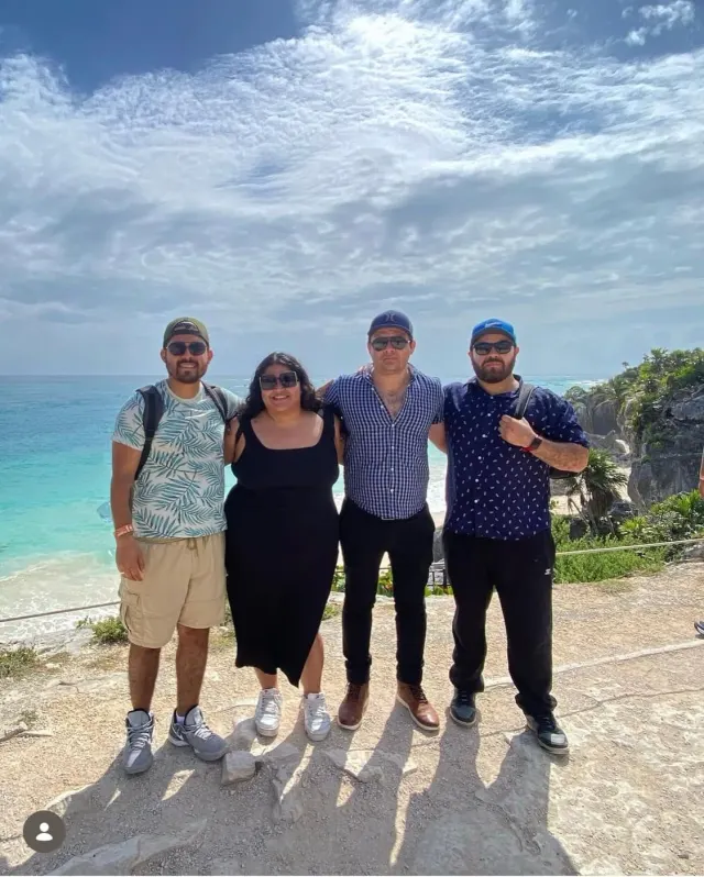 Grupo de clientes MATIE de día frente al mar en las ruinas de Tulum