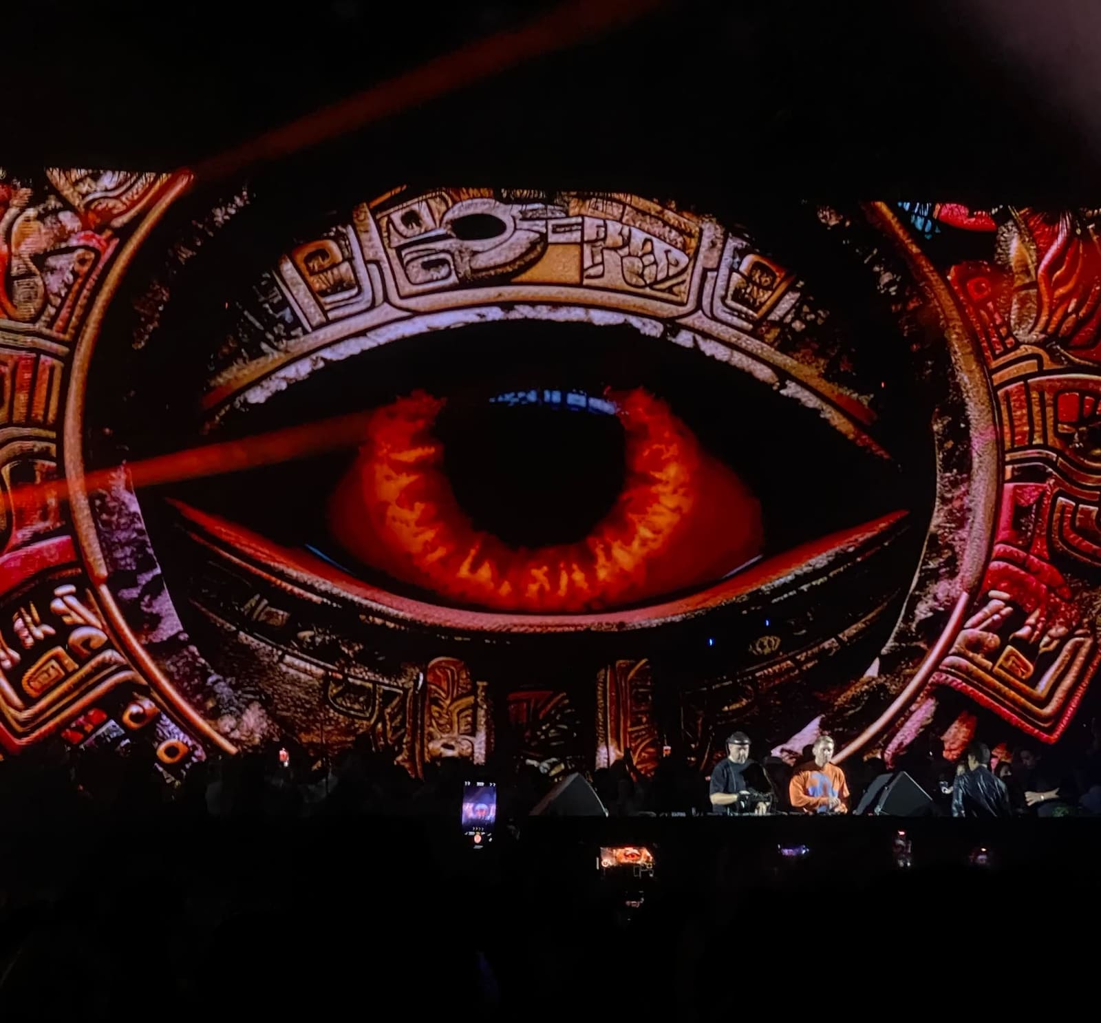 Pantalla gigante con un ojo de estilo maya encima de la cabina del DJ, en una fiesta nocturna en Tulum