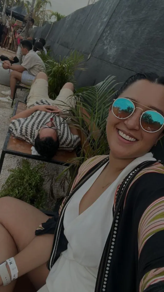 Clientes MATIE sonriendo en un beach club de Tulum