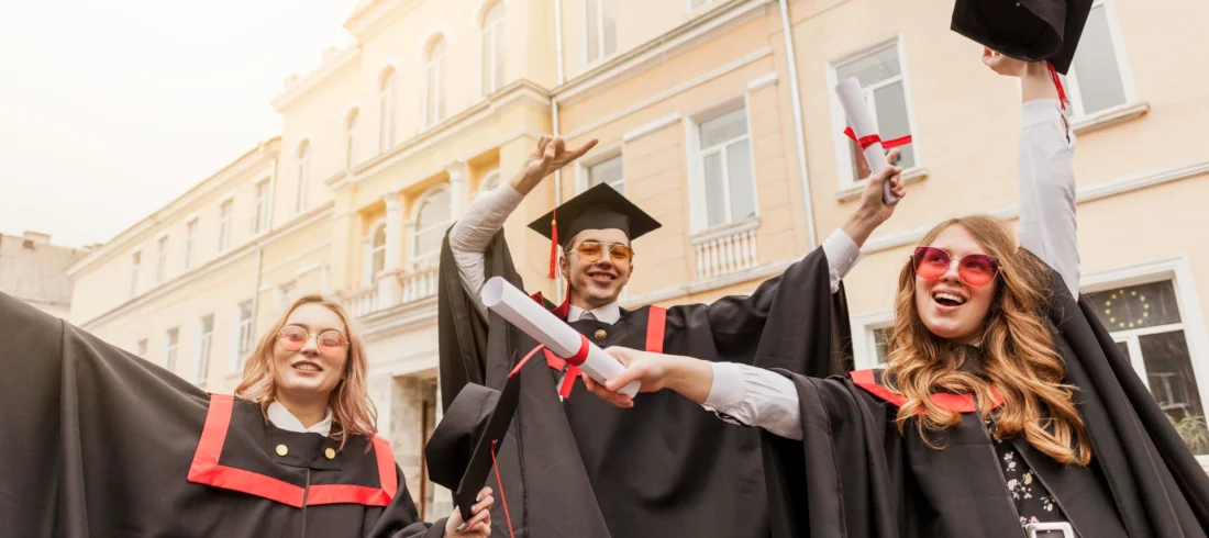 estudiantes-felices-por-su-viaje-de-graduacion