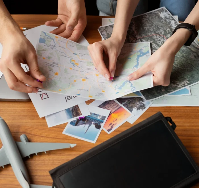 cerrar-personas-sosteniendo-mapa