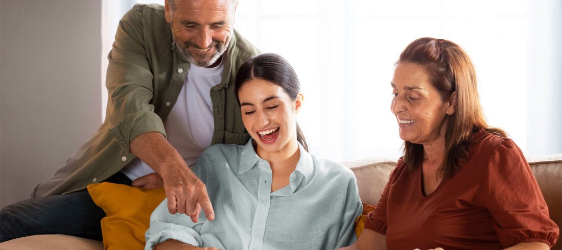 familia-tiro-medio-mirando-su-proximo-viaje