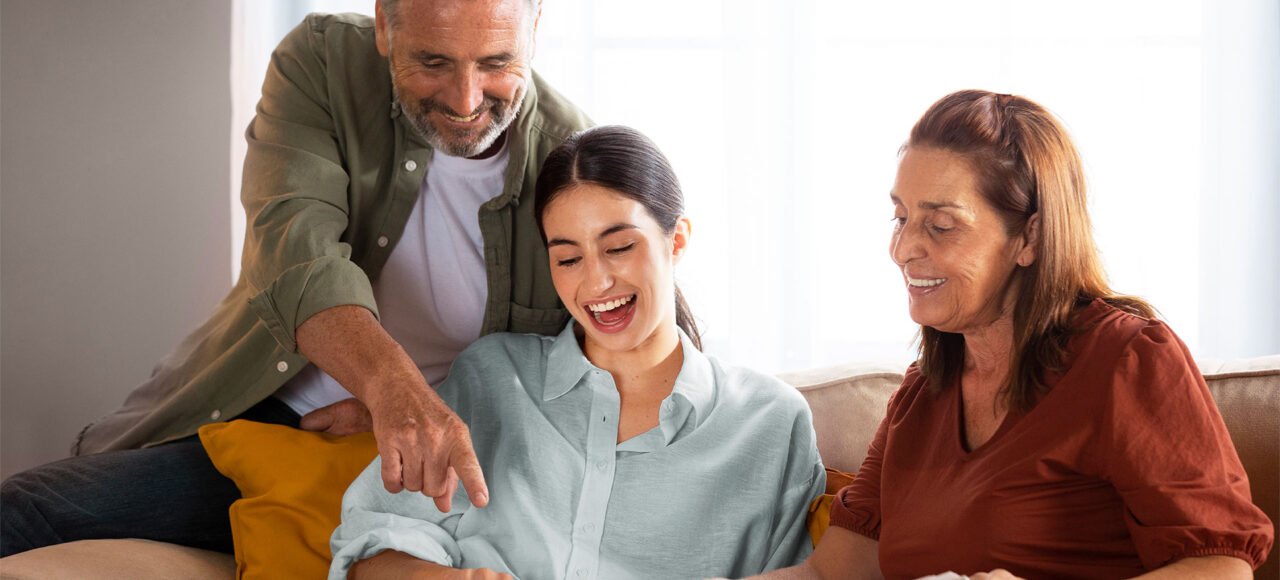 familia-tiro-medio-mirando-su-proximo-viaje